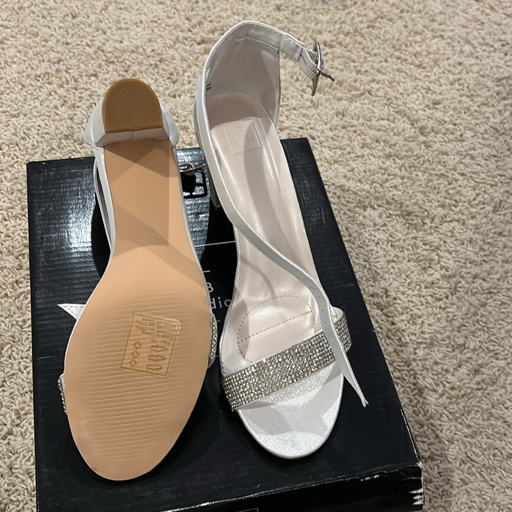 David’s Bridal MIAH white wedding shoes size 7. - Picture 4 of 7